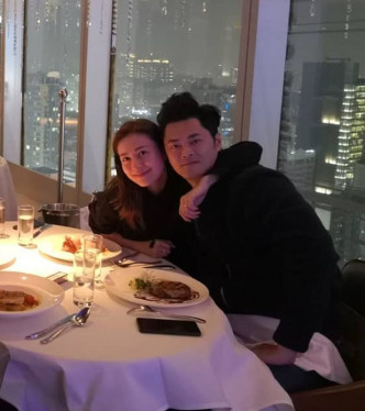 两公婆去餐厅食海景晚餐。Oscar Ig