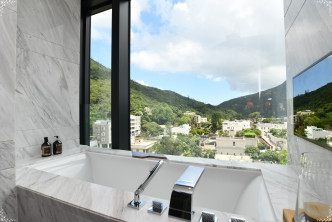 主人浴室备浴缸，可边赏景边浸浴。
