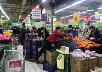 石家庄民众到超市购买粮食。网上图片
