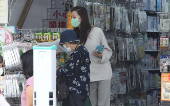 吴若希在小店买咗个时钟就由老公接走。