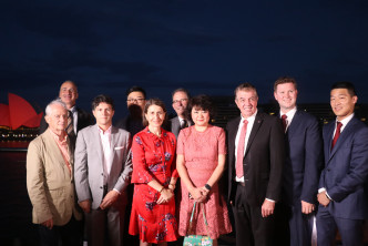 省长贝莉珍妮安（前左三）与其他嘉宾一起进行亮灯仪式。 澳联社