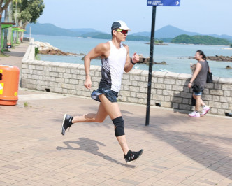 目前山聰正拍攝《大步走》，開正他熱愛跑步的題材。