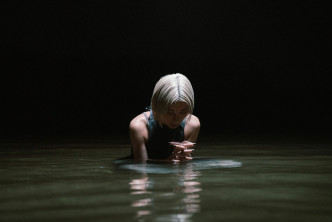 新歌名為《荊棘海》，Vincy在MV當然要在水中拍攝。