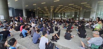 大批示威者在立法会示威区静坐。