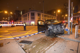 七人車撞毀路中燈柱，車身毀爛。