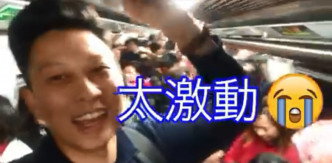 網上紅人在港鐵列車邀乘客合唱僅一人和應拍手。facebook托哥Torres圖片