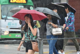 本港有狂風驟雨。