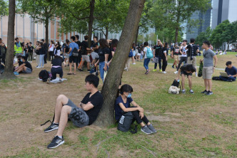 大批示威者在添馬公園。