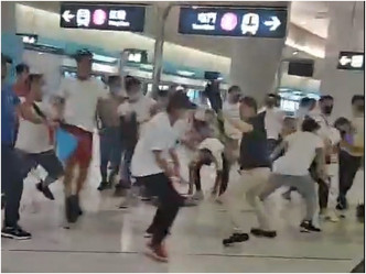 「白衣人」衝入地鐵站打人。