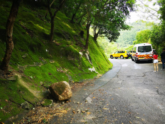 沙田坳道巨石滾落山坡