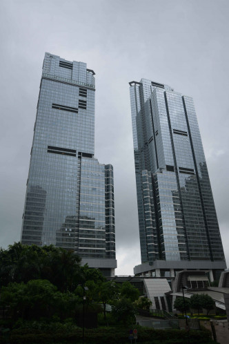 天璽2007年入伙，由2幢大廈組成，提供逾820個單位。