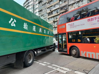 深水埗長沙灣道發生巴士貨車相撞意外。網民Tam Chung Chak/ fb群組「香港突發事故報料區」