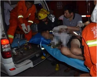 男子被救出送院后立即动手术抢救。网图