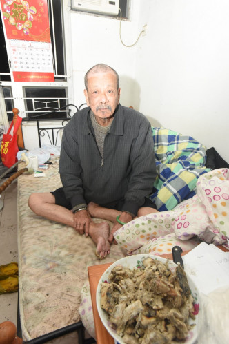 内地妇的80岁丈夫称家贫无钱还。