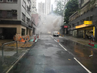 私家車尾位置突然冒出大量白煙著火。圖：網民Tsamyan Yeung‎香港交通突發報料區