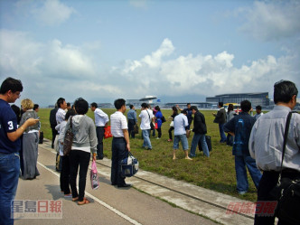 乘客疏散到停机坪。资料图片