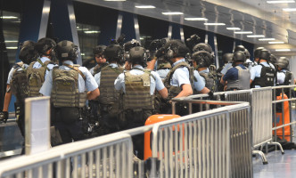 警方今晨在港澳码头进行反恐演练。