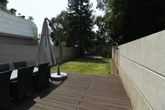 户主把原则上的花园泳池覆盖，腾空出更多空间。