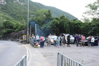 死者亲友到车祸现场路祭