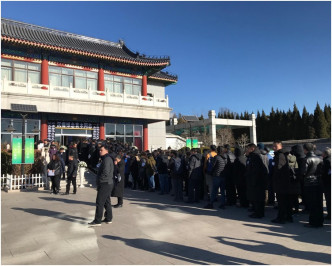 袁木的告别仪式今早在八宝山革命公墓举行有上百人送行。驻京记者张言天摄