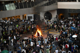 示威者中环纵火焚烧杂物