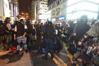 旺角防暴警察制服约十多名示威者