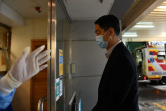 警察公共关系科总警司郭嘉铨到屯门医院了解事件。