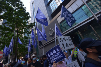 游行队伍抵达警察总部后集会