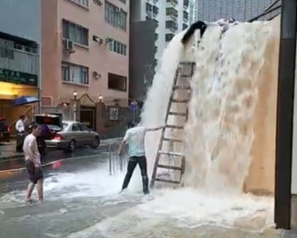 2017年5月24日，暴雨下半山干德道驚現逾3米高的小型瀑布。