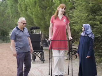 土耳其女子格尔吉的身高突出，经常引人注目。 （网上图片）