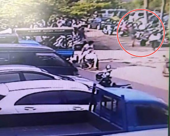 男子在停車場追砍遇害婦人。網圖