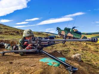 西藏軍區解放軍舉行實彈演習。(網圖)