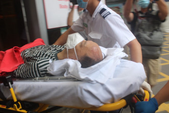男途人受伤送院。