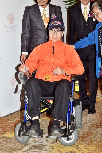 與廖啟智同屬第8期藝訓班的吳博君患上「漸凍人症」，太太陪他坐輪椅出席。