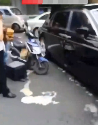 外卖电单车与千万劳斯莱斯相撞。影片截图