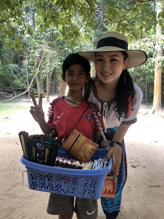 去年一名马来西亚女游客到柬埔寨旅游时，发现Thuch Salik能流利地说出中、英、泰、法等10种语言。 网上图片