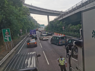 意外后Tesla电动车横亘在路中。网民　Edwin Ying Fai