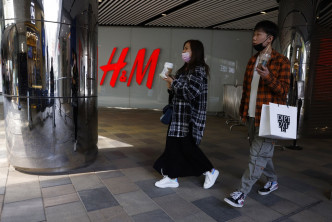 H&M在内的多个国际服装品牌，去年发声明抵制新疆棉花，引发内地民众抵制。AP图片