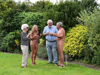 夏天，他们在花园里裸晒日光浴。Naked Freestyler 推特图片
