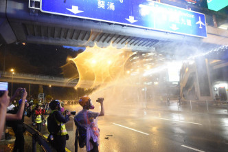 警方水炮車楊屋道發射水柱驅散人群。