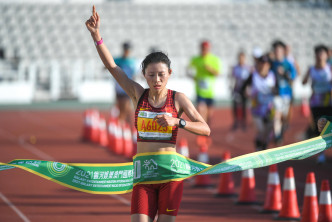 中國選手張德順，以 2 小時 29 分 09 秒成功衛冕女子組全程馬拉松。 公關圖片