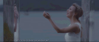 谭嘉仪到西贡泥涌石滩附近拍摄 Can You Hear 的MV。MV截图