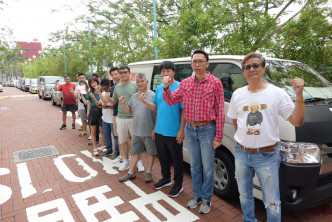 20多名車主先在天恒邨集合。