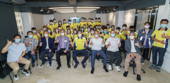 新地执行董事、香港青年联会会长郭基辉（前排左5）于分享会上寄语学员要常怀「三个心」，「保持『好奇心』、秉持『上进心』，也要『不忘初心』，好好学习，规划好事业，贡献社会。」