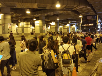 港铁调景岭站港铁列车冇得开巴士站大排长龙。