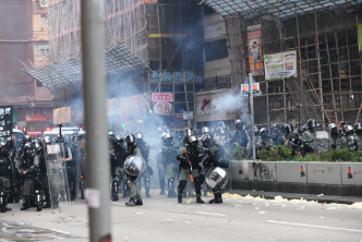 防暴警察多次发射催泪弹。