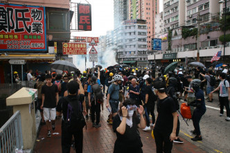 元朗大马路警方持续施放催泪烟驱散示威者