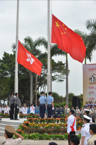 升旗礼由16个制服团体成员负责，逾千名青年观礼。