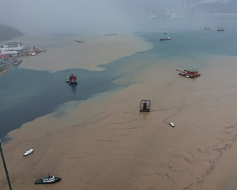 将军澳日出康城对开有大量山泥涌出海面。网民:中指 ‎香港突发事故报料区