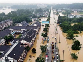 成都黄龙溪古镇遭受洪灾破坏。